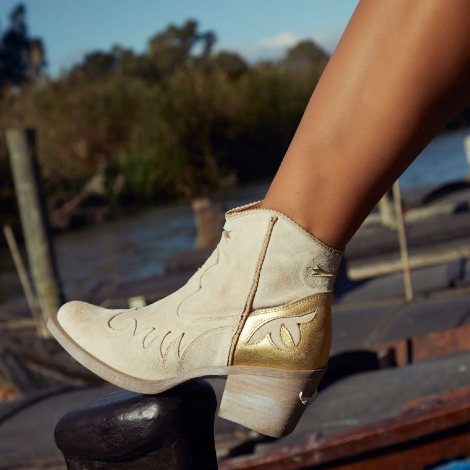 NEMONIC Arctic Glitter Heel Cowboy Boots In Sand/Gold