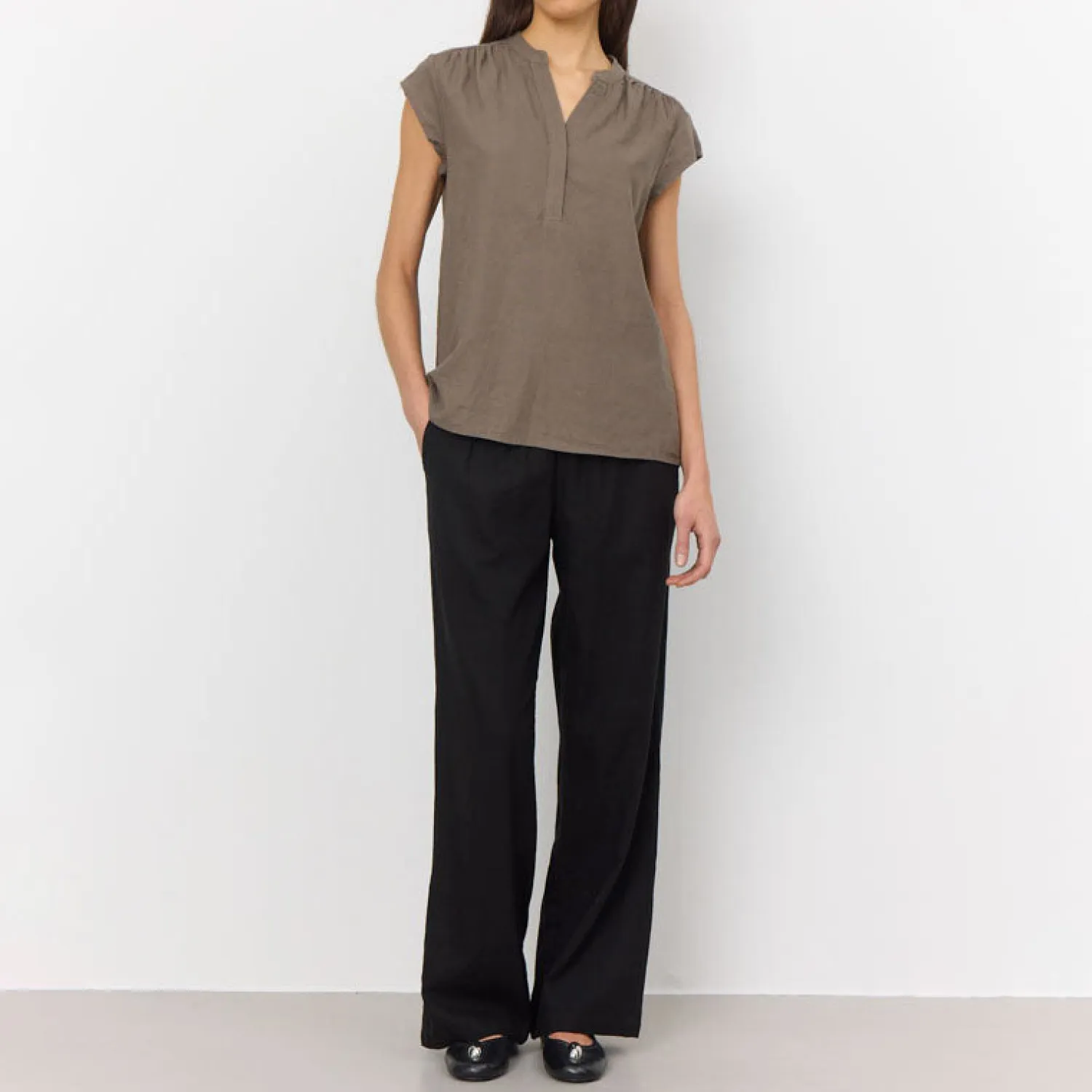 LEVETE ROOM Naja 19 Linen Mix Top In Falcon